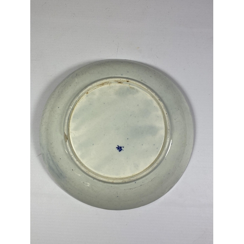 36 - A 19TH CENTURY BLUE AND WHITE PORCELAIN DISH