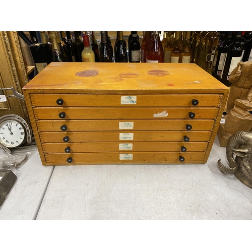 46 - A VINTAGE WOODEN TABLE TOP PRINTERS CHEST OF DRAWERS WITH LEAD PIECES, 25 X 25 X 51CM