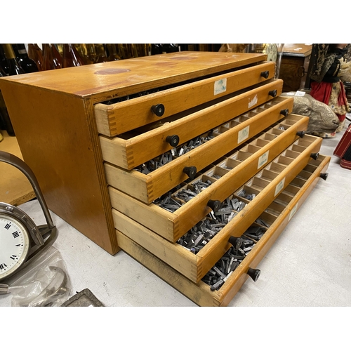 46 - A VINTAGE WOODEN TABLE TOP PRINTERS CHEST OF DRAWERS WITH LEAD PIECES, 25 X 25 X 51CM