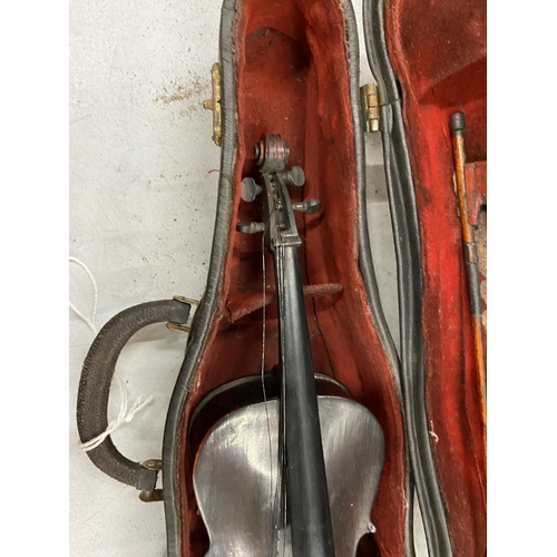 48 - AN EARLY 20TH CENTURY MINIATURE CASED VIOLIN AND BOW, LENGTH 23CM, CASE A/F