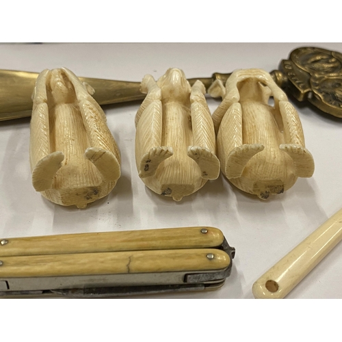 50 - A SET OF THREE BONE SEE NO, HEAR NO, SPEAK NO EVIL MONKEYS, BONE PENKNIFE, HAMMER AND BRASS SHOE HOR... 