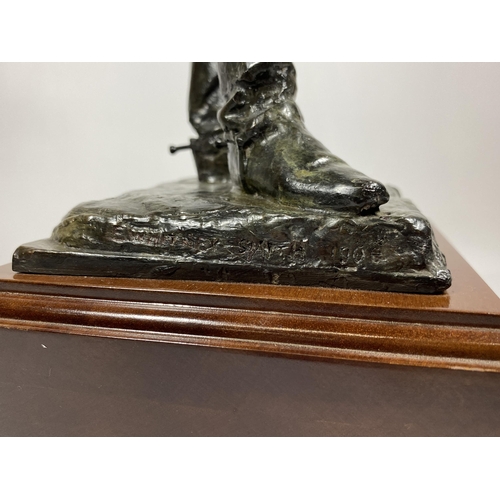 66 - EDWIN WHITNEY SMITH (1880-1952) - A LARGE PATINATED BRONZE MODEL OF A HUNTSMAN ON WOODEN PLINTH BASE... 