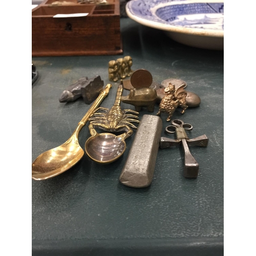 114 - A QUIRKY LOT TO INCLUDE A SCORPION TEASPOON, MINI ANVIL, BRASS MONKEYS, PIG, WHITE METAL PEGASUS, CO... 