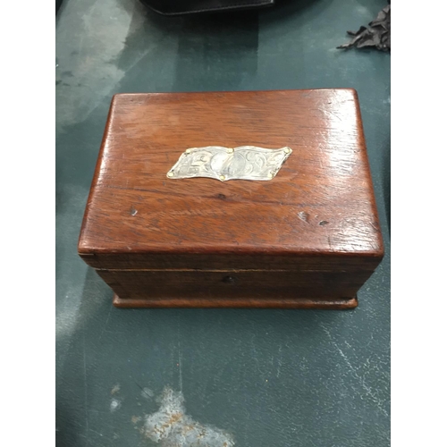 115 - A WOODEN BOX CONTAINING A QUANTITY OF REGIMENTAL BADGES AND BUTTONS