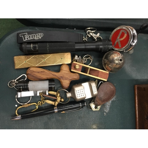 117 - A QUIRKY VINTAGE LOT TO INCLUDE A BICYCLE BELL, KEYRINGS, MINI PLANE, TORCH, ETC