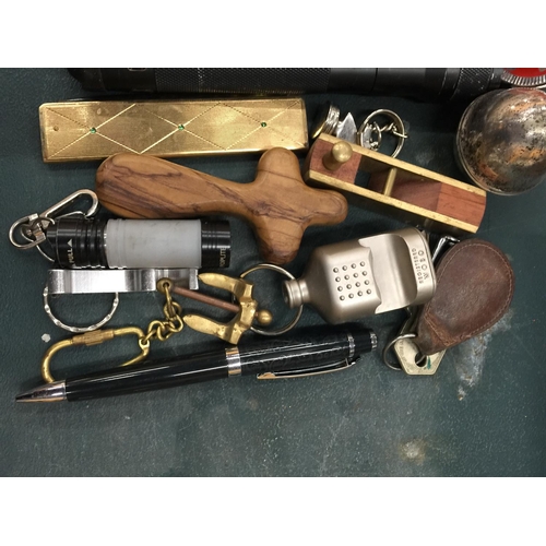 117 - A QUIRKY VINTAGE LOT TO INCLUDE A BICYCLE BELL, KEYRINGS, MINI PLANE, TORCH, ETC