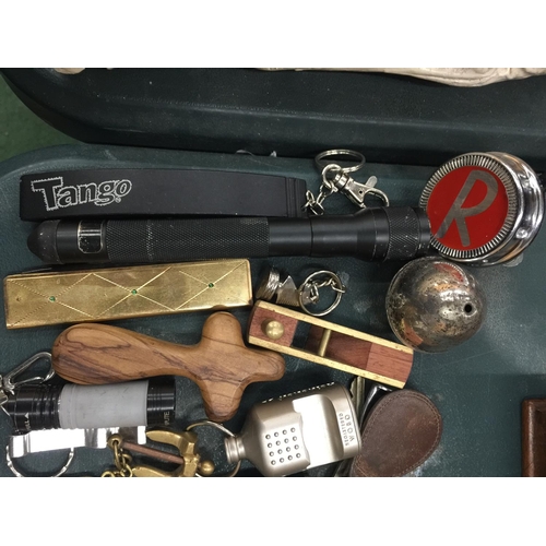 117 - A QUIRKY VINTAGE LOT TO INCLUDE A BICYCLE BELL, KEYRINGS, MINI PLANE, TORCH, ETC