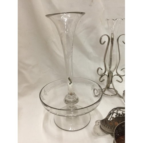 122 - A QUANTITY OF SILVER PLATE AND GLASS ITEMS TO INCLUDE BOTTLE COASTERS, BUD VASE, EPERGNE, ETC