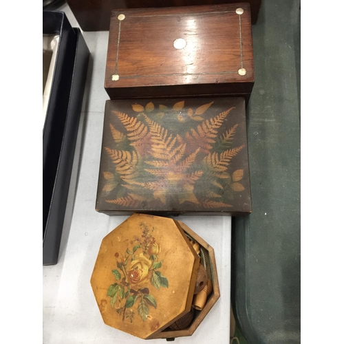 135 - A QUANTITY OF VINTAGE BOXES TO INCLUDE A MAHOGANY TEA CADDY (MISSING INNARDS), A BANDED AND MOTHER O... 