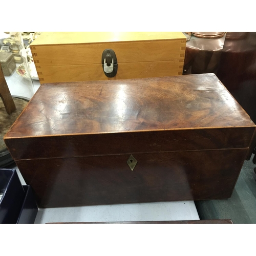 135 - A QUANTITY OF VINTAGE BOXES TO INCLUDE A MAHOGANY TEA CADDY (MISSING INNARDS), A BANDED AND MOTHER O... 