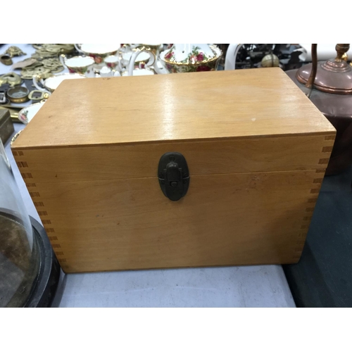 135 - A QUANTITY OF VINTAGE BOXES TO INCLUDE A MAHOGANY TEA CADDY (MISSING INNARDS), A BANDED AND MOTHER O... 