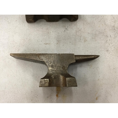 138 - THREE MINIATURE SALES REPRESENTATIVE'S CAST IRON SAMPLE ANVILS