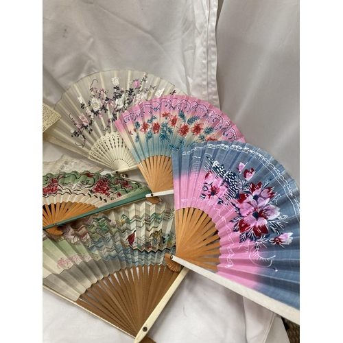 141 - A QUANTITY OF VINTAGE FANS TO INCLUDE PAPER AND LACE EXAMPLES - 10 IN TOTAL