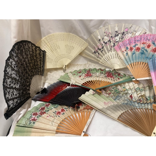 141 - A QUANTITY OF VINTAGE FANS TO INCLUDE PAPER AND LACE EXAMPLES - 10 IN TOTAL