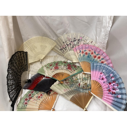 141 - A QUANTITY OF VINTAGE FANS TO INCLUDE PAPER AND LACE EXAMPLES - 10 IN TOTAL