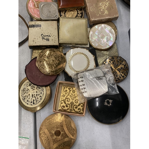 142 - A LARGE COLLECTION OF VINTAGE POWDER COMPACTS TO INCLUDE STRATTON, MAX FACTOR, YARDLEY, ETC