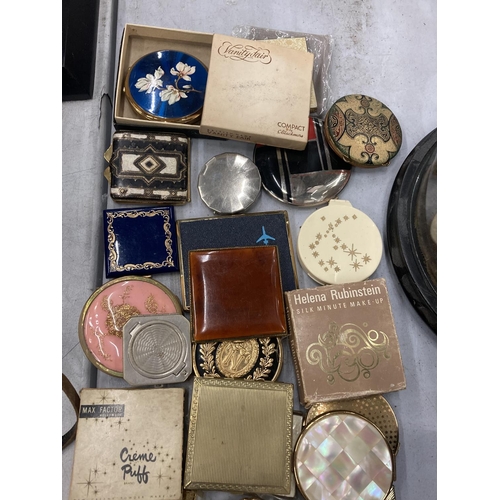 142 - A LARGE COLLECTION OF VINTAGE POWDER COMPACTS TO INCLUDE STRATTON, MAX FACTOR, YARDLEY, ETC