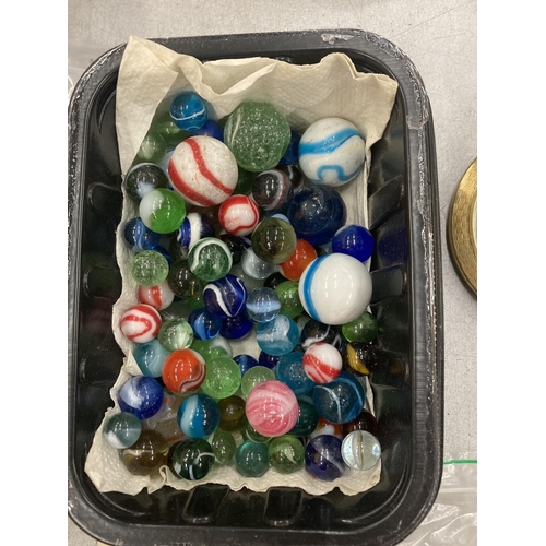 143 - A LARGE QUANTITY OF VINTAGE MARBLES TO INCLUDE DOBBERS, CLAY, GLASS, ETC