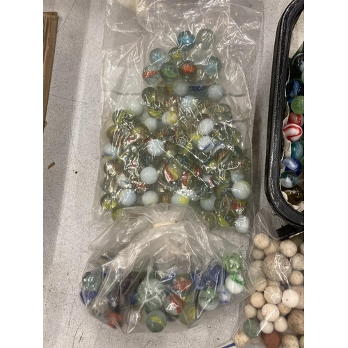 143 - A LARGE QUANTITY OF VINTAGE MARBLES TO INCLUDE DOBBERS, CLAY, GLASS, ETC