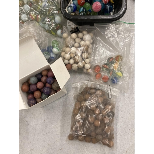 143 - A LARGE QUANTITY OF VINTAGE MARBLES TO INCLUDE DOBBERS, CLAY, GLASS, ETC