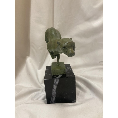 155 - A BRONZE RUNNING CHEETAH ON A MARBLE BASE HEIGHT 20CM