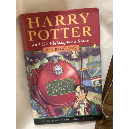 159 - A MIXED LOT TO INCLUDE A CASED GENTLEMEN'S GROOMING SET, HARRY POTTER AND THE PHILOSOPHER'S STONE AN... 