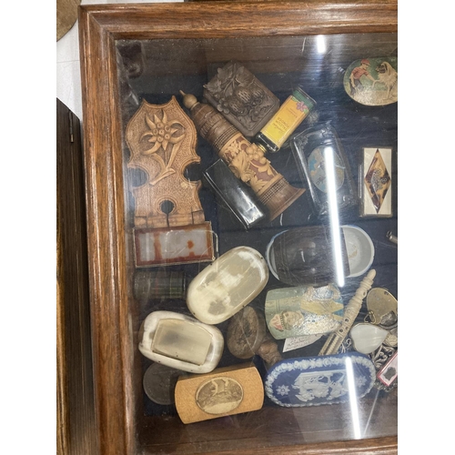 171 - A DISPLAY CASE CONTAINING A QUANTITY OF COLLECTABLE ITEMS TO INCLUDE MAUCHLINE WARE, 1900 SILVER HAL... 