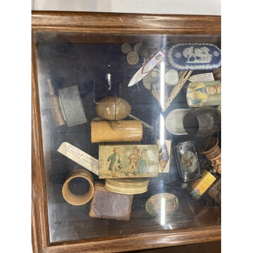 171 - A DISPLAY CASE CONTAINING A QUANTITY OF COLLECTABLE ITEMS TO INCLUDE MAUCHLINE WARE, 1900 SILVER HAL... 