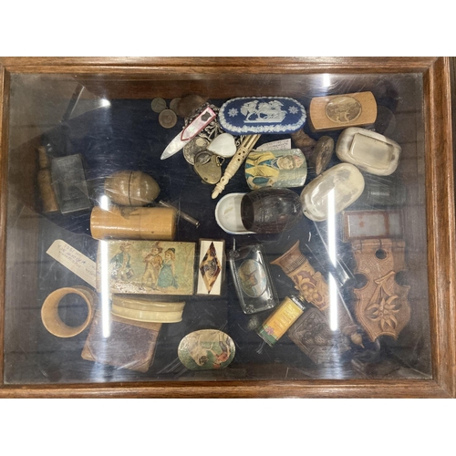 171 - A DISPLAY CASE CONTAINING A QUANTITY OF COLLECTABLE ITEMS TO INCLUDE MAUCHLINE WARE, 1900 SILVER HAL... 