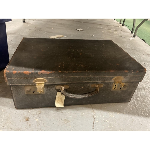 172 - A VINTAGE SUITCASE CONTAINING VINTAGE BRUSHES WITH MONOGRAMS, CAPS, SCARVES, ETC