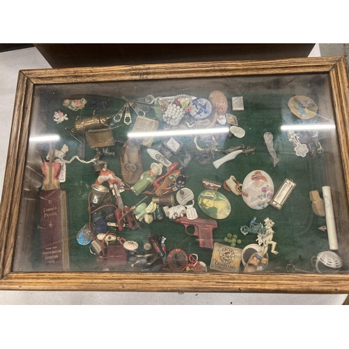 176 - A DISPLAY CASE CONTAINING A QUANTITY OF ITEMS TO INCLUDE MINIATURE ANIMAL, CHARMS, ETC