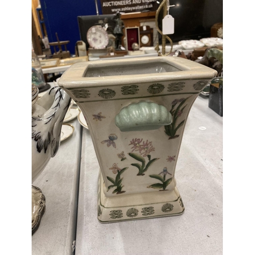 179 - A LARGE VICTORIAN STYLE URN WITH LEAF DECORATION AND A FLORAL VASE