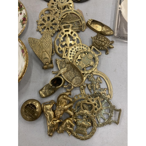 188 - A QUANTITY OF BRASS ITEMS TO INCLUDE HORSE BRASSES, BOXES, ANIMALS, ETC