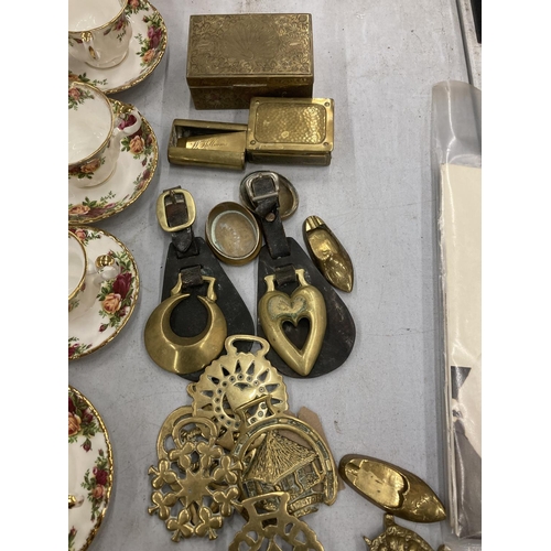 188 - A QUANTITY OF BRASS ITEMS TO INCLUDE HORSE BRASSES, BOXES, ANIMALS, ETC