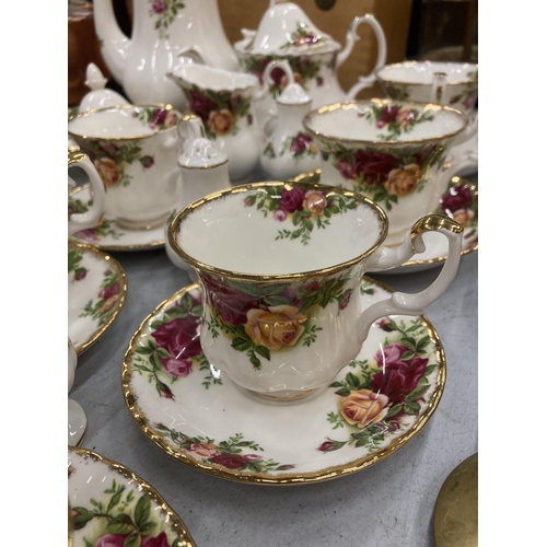 189 - A LARGE QUANTITY OF ROYAL ALBERT 'OLD COUNTRY ROSES' TEAWARE TO INCLUDE A TEAPOT, COFFEE POT, CUPS, ... 