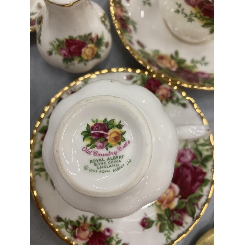 189 - A LARGE QUANTITY OF ROYAL ALBERT 'OLD COUNTRY ROSES' TEAWARE TO INCLUDE A TEAPOT, COFFEE POT, CUPS, ... 