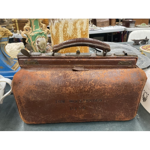 203 - A LEATHER COLLAR BOX AND A GLADSTONE BAG