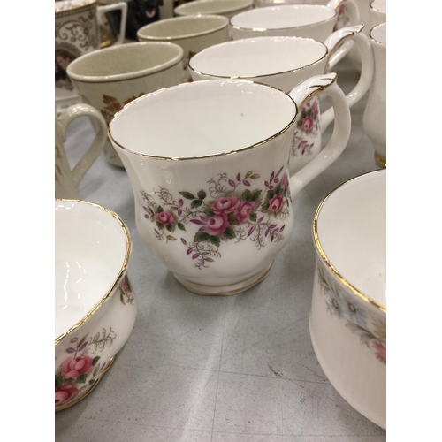 226 - A QUANTITY OF MUGS AND CUPS TO INCLUDE ROYAL ALBERT 'LAVENDER ROSE', 'VAL D'OR', 'OLD COUNTRY ROSES'... 