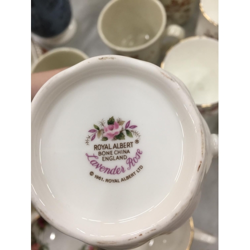 226 - A QUANTITY OF MUGS AND CUPS TO INCLUDE ROYAL ALBERT 'LAVENDER ROSE', 'VAL D'OR', 'OLD COUNTRY ROSES'... 