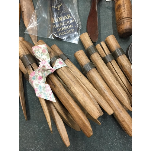 250 - A MIXED LOT OF TREEN ITEMS TO INCLUDE BLACK FOREST BEARS, WOODEN PEGS, A BRIDGE BOX, EBONY PAPER KNI... 