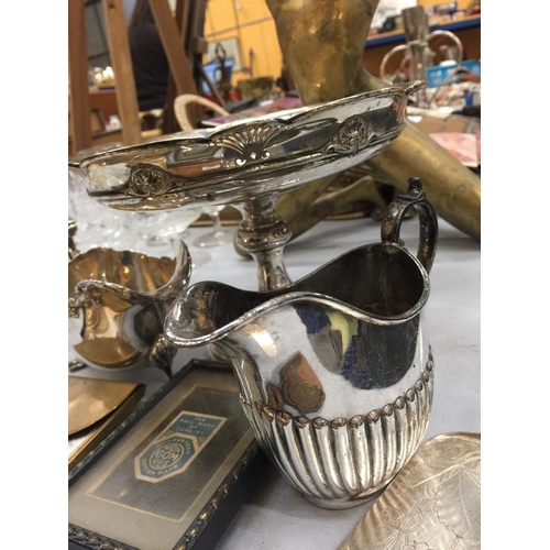 257 - A QUANTITY OF SILVER PLATED ITEMS TO INCLUDE A TAZZA BOWL, SAUCE AND CREAM JUGS, PHOTO FRAME AND COM... 