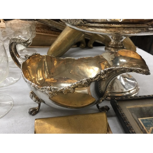 257 - A QUANTITY OF SILVER PLATED ITEMS TO INCLUDE A TAZZA BOWL, SAUCE AND CREAM JUGS, PHOTO FRAME AND COM... 