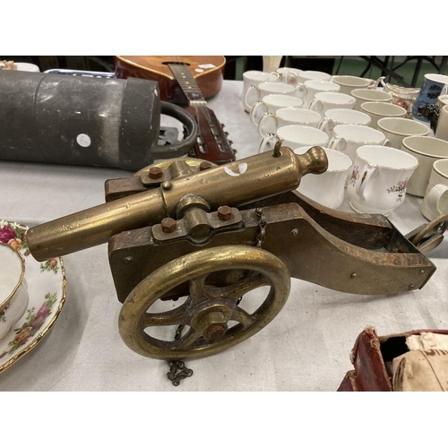 286 - A LARGE VINTAGE MODEL CANNON, 25CM BRASS BARREL, MOUNTED ON A WOOD AND BRASS CARRIAGE