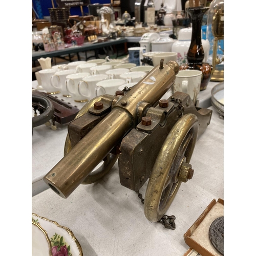 286 - A LARGE VINTAGE MODEL CANNON, 25CM BRASS BARREL, MOUNTED ON A WOOD AND BRASS CARRIAGE