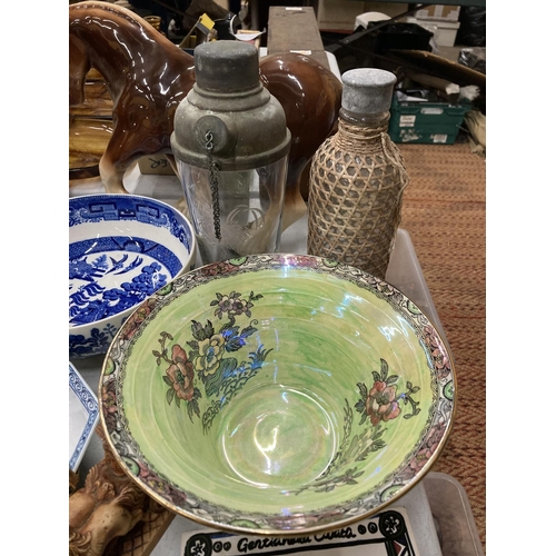 295 - A MIXED LOT TO INCLUDE A SHIRE HORSE, COPELAND SPODE WILLOW PATTERN BOWL, ARTHUR WOOD LUSTREWARE BOW... 