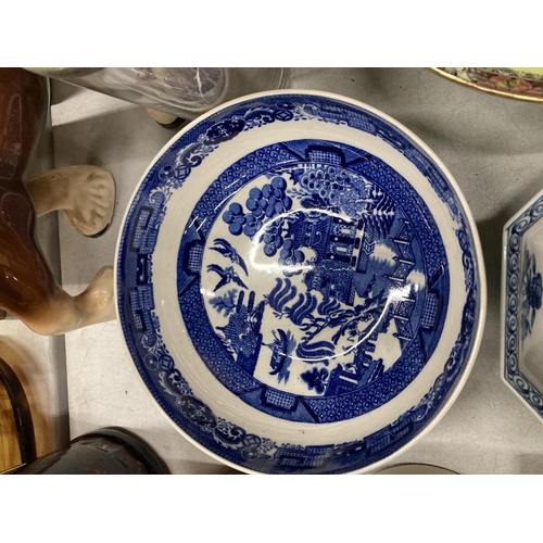 295 - A MIXED LOT TO INCLUDE A SHIRE HORSE, COPELAND SPODE WILLOW PATTERN BOWL, ARTHUR WOOD LUSTREWARE BOW... 