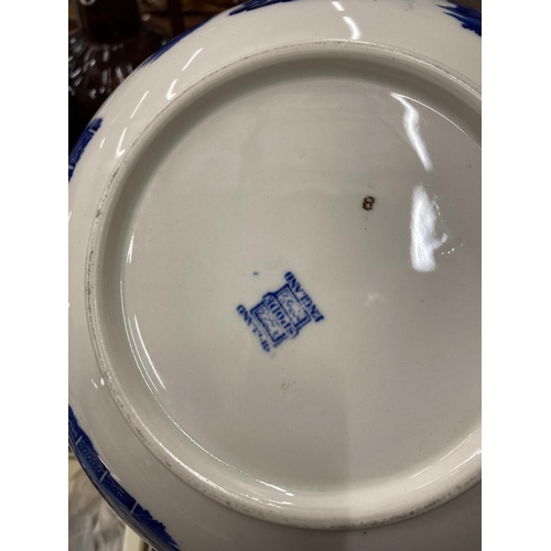 295 - A MIXED LOT TO INCLUDE A SHIRE HORSE, COPELAND SPODE WILLOW PATTERN BOWL, ARTHUR WOOD LUSTREWARE BOW... 