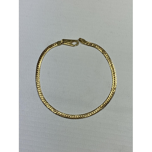 917 - AN 18CT YELLOW GOLD BRACELET, 2.6G, BOXED