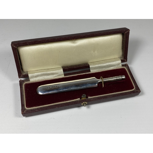 924 - A BOXED MINIATURE SILVER CRICKET BAT, HALLMARKS FOR RICHARD LAWTON LTD, LONDON, 1970