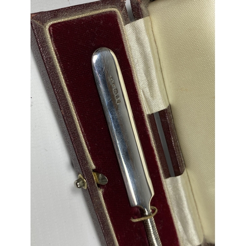 924 - A BOXED MINIATURE SILVER CRICKET BAT, HALLMARKS FOR RICHARD LAWTON LTD, LONDON, 1970